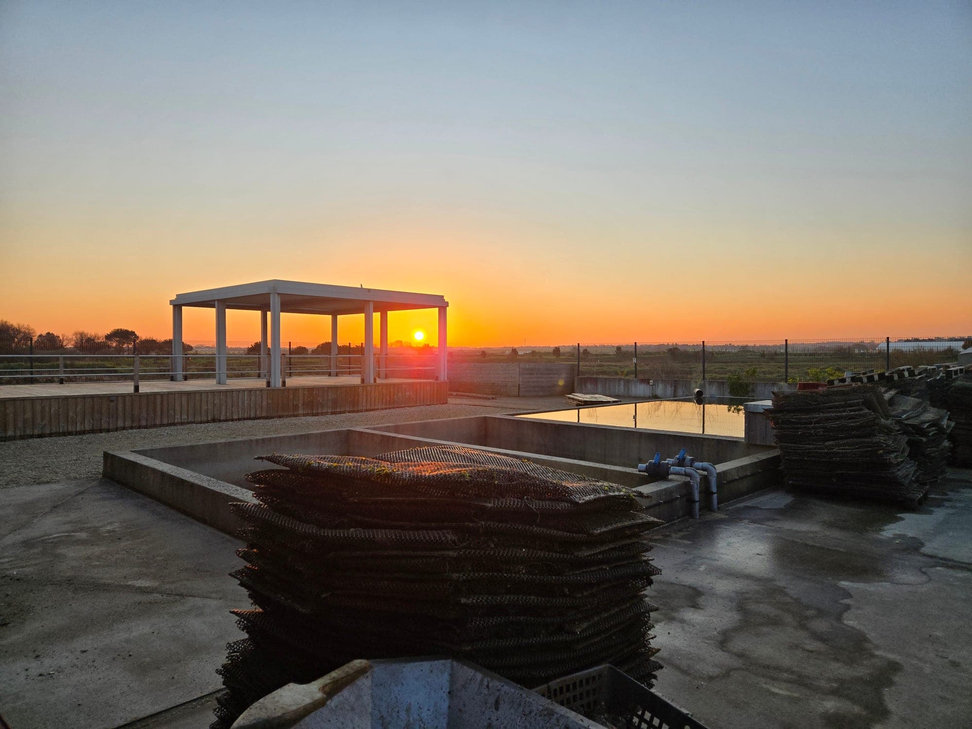 Coucher de soleil sur la Cabane 135 et les parcs à huîtres