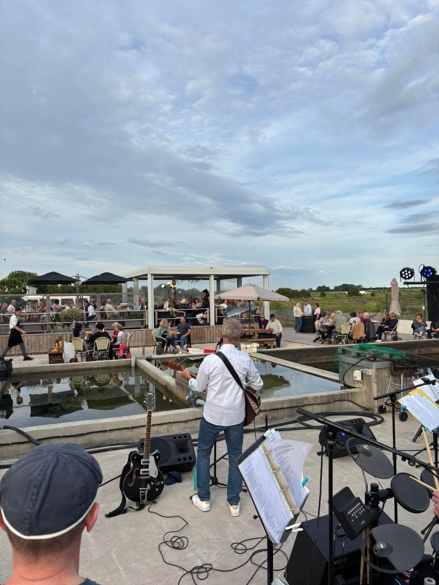 Concert live sur la terrasse de la Cabane 135, au bord des bassins ostréicoles