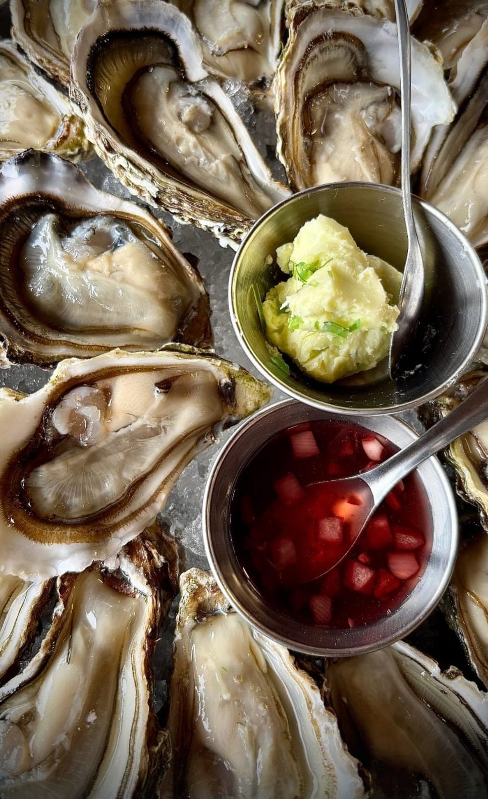Huîtres naturelles ouvertes, beurre persillé et mignonette à l'échalote