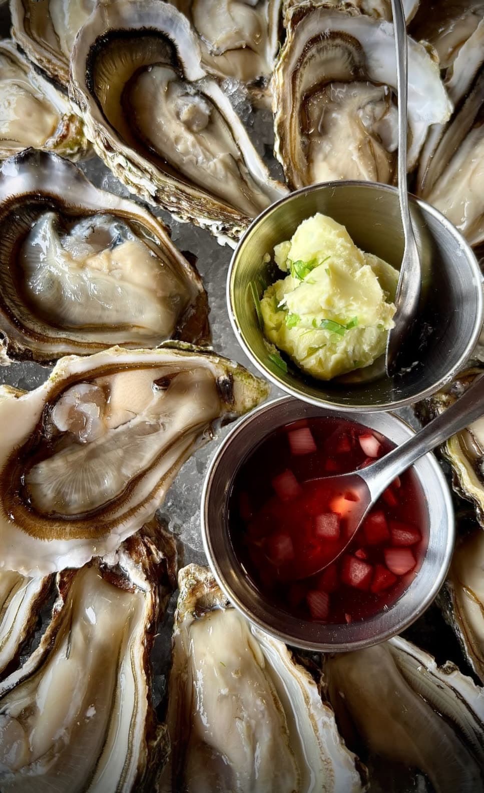 Plateau d'huîtres ouvertes à la minute, beurre et mignonette à l'échalote