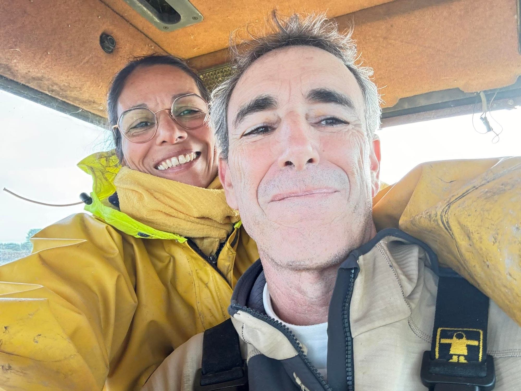 Nicolas & Nadège Lebon, ostréiculteurs, en cirés sur leur bateau